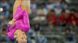 Η αμερικανίδα Nastia Liukin προπονείται στις ασκήσεις εδάφους. ...