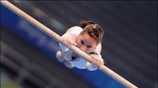 Η γυμνάστρια Sandra Izbasa, από τη Ρουμανία, εξασκείται στους ασύμμετρους ζυγούς. ...
