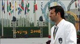 Ο μπασκετμπολίστας Θοδωρής Παπαλουκάς προσέρχεται στην τελετή έπαρσης της ελληνικής σημαίας. ...