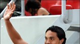 Ο Ντούντου χαιρετά τους φιλάθλους του Ολυμπιακού κατά τη διάρκεια του φιλικού ...