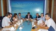 Ο γραμματέας της ΝΔ Λευτέρης Ζαγορίτης (Κ) σε συνάντηση με εργαζόμενους της ...