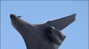 Ένα αμερικανικό βομβαρδιστικό Boeing B1-B πετά πάνω από το χώρο που διεξάγεται ...