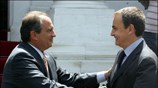 Ο πρωθυπουργός Κώστας Καραμανλής υποδέχεται τον Ισπανό ομόλογο του Χοσέ Λουίς Ροντρίγκεθ ...