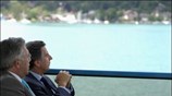 Ο υπουργός Πολιτισμού Μιχάλης Λιάπης και ο υφυπουργός Εξωτερικών Γιάννης Βαληνάκης παρατηρούν ...