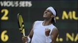 Ο Ισπανός Rafael Nadal πανηγυρίζει τη νίκη του επί του Βρετανού Andy ...