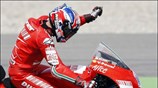 Ο οδηγός της Ducati Casey Stoner πανηγυρίζει τη νίκη του στο Ολλανδικό ...