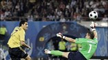 O Daniel Guiza πετυχαίνει το δεύτερο γκολ της Ισπανίας. ...