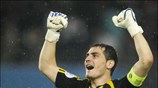 Ο τερματοφύλακας της Ισπανίας Iker Casillas πανηγυρίζει. ...