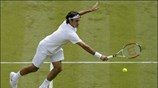 Ο Roger Federer επιστρέφει την μπάλα στον Σλοβάκο Dominik Hrbaty. Ο Ελβετός ...