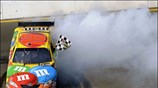 Ο Kyle Busch πανηγυρίζει τη νίκη του στον αγώνα NASCAR Sprint Cup ...