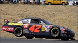 Ο Juan Pablo Montoya τερμάτισε έκτος στον αγώνα NASCAR Sprint Cup Toyota/Save ...