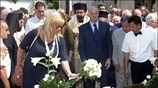 Ο Γιώργος Παπανδρέου (Δ)  στέκεται και η Δήμητρα Παπανδρέου (Α) αφήνει ...