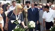 Ο Γιώργος Παπανδρέου (Δ)  στέκεται και η Δήμητρα Παπανδρέου (Α) αφήνει ...