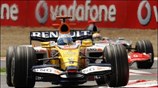 Ο Ισπανός Fernando Alonso της Renault, κατά τη διάρκεια των ελευθέρων δοκιμαστικών ...