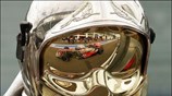 Η McLaren του Heikki Kovalainen αντικατοπτρίζεται στο κράνος ενός πυροσβέστη. ...