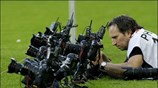 Ενας φωτογράφος ρυθμίζει τις τηλεχειριζόμενες μηχανές στο στάδιο Τίβολι πριν τον αγώνα ...