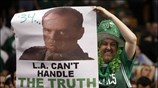 Φίλαθλος των Boston Celtics πανηγυρίζει. ...