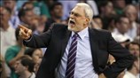 Ο προπονητής των Los Angeles Lakers Phil Jackson. ...