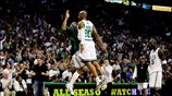 Οι Ray Allen (Δ) και Eddie House πανηγυρίζουν λίγα λεπτά πριν τελειώσει ...