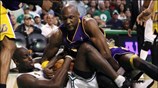 Κόντρα για την μπάλα ανάμεσα στους Kevin Garnett των Celtics και Lamar ...