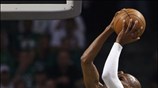 Ο Ray Allen επιχειρεί ένα σουτ υπό την πίεση του Lamar Odom. ...
