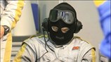 Ενας μηχανικός της ιαπωνικής ομάδας Dome Racing κοιμάται στα πιτ κατά τη ...