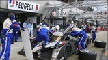 Μηχανικοί δουλεύουν πάνω στο Peugeot 908 HDI με το νούμερο 9 του ...