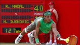 Ο Ισπανός Rafael Nadal επιστρέφει με εντυπωσιακό τρόπο την μπάλα στον Σέρβο ...