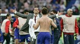 Ο προπονητής της Κροατίας Slaven Bilic γιορτάζει με τους παίκτες του την ...