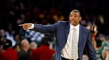 Ο προπονητής των Boston Celtics Doc Rivers δίνει οδηγίες στους παίκτες του ...
