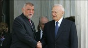 Ο Πρόεδρος της Δημοκρατίας Κάρολος Παπούλιας (Δ) χαιρετάει τον Κροάτη ομόλογό του ...