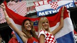 Ομορφες παρουσίες στις εξέδρες του σταδίου Βερτερζεε στο Κλάγκενφουρτ, έτοιμες να παρακολουθήσουν ...