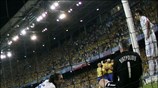 Η μπάλα έχει περάσει για δεύτερη φορά τα ελληνικά δίχτυα΄. Στο βάθος ...