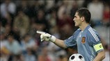 Ο Ισπανός τερματοφύλακας Iker Casillas κατά τη διάρκεια του παιχνιδιού κόντρα στη ...