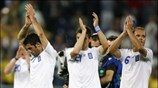 Οι Έλληνες διεθνείς χαιρετούν τους φιλάθλους που τους υποστήριζαν σε όλο τον ...