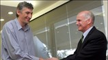 Ο πρόεδρος του ΠΑΣΟΚ Γιώργος Παπανδρέου συνομιλεί με τον δήμαρχο Πειραιά Παναγιώτη ...