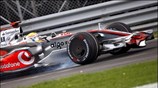 Ο Lewis Hamilton της McLaren Mercedes «μπλοκάρει» τα φρένα του κατά τη ...