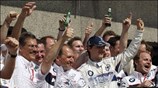 Ο Πολωνός Robert Kubica πανηγυρίζει με την ομάδα της BMW Sauber την ...