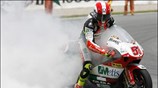 Ο οδηγός της Gilera Marco Simoncelli «καίει λίγο λάστιχο» μετά την κατάκτηση ...