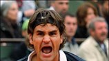 Ο Ελβετός Roger Federer πανηγυρίζει μετά τη νίκη του επί του Γάλλου ...