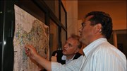 Ο εκπρόσωπος Τύπου του ΠΑΣΟΚ Γιάννης Ραγκούσης ενημερώνεται από τον αντινομάρχη Αχαΐας ...