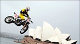 Ο παγκόσμιος πρωταθλητής στο Supercross Chad Reed επιδεικνύει την τεχνική του σε ...