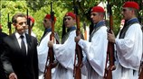 Ο Γάλλος Πρόεδρος Νικολά Σαρκοζί επιθεωρεί τιμητικό άγημα πριν την συνάντηση του ...