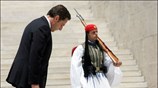 Ο Γάλλος Πρόεδρος Νικολά Σαρκοζί καταθέτει στεφάνι στο Μνημείο του Αγνώστου Στρατιώτη. ...