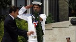 Ο Γάλλος πρόεδρος Νικολά Σαρκοζί καταθέτει στεφάνι στο Μνημείο του Αγνωστου Στρατιώτου. ...