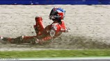 Ο οδηγός της Ducati Αυστραλός Casey Stoner έχει χάσει τον έλεγχο της ...