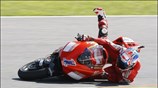 Ο οδηγός της Ducati Αυστραλός Casey Stoner χάνει τον έλεγχο της μοτοσυκλέτας ...