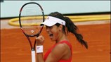 Η Ana Ivanovic πανηγυρίζει κατά τη διάρκεια του αγώνα με την Jelena ...