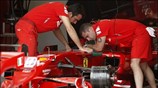 Μηχανικοί της Ferrari  εργάζονται στο μονοθέσιο του Kimi Raikkonen . Το ...