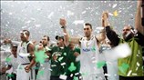 Οι παίκτες του Παναθηναϊκού πανηγυρίζουν την κατάκτηση του πρωταθλήματος. ...